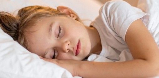 Alvajárás gyermekeknél: mi okozza, és mit tehetünk ellene?