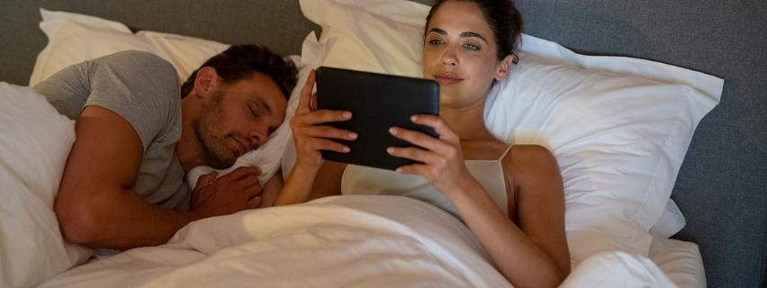 Elalváskor vigyázzunk a kék fénnyel!