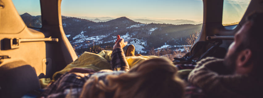 Alvás utazás közben, avagy hogyan aludjunk jobban vonaton, buszon vagy repülőn