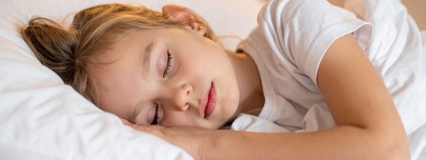 Gyerek alvajárás: mi okozza, és mit tehetünk ellene?