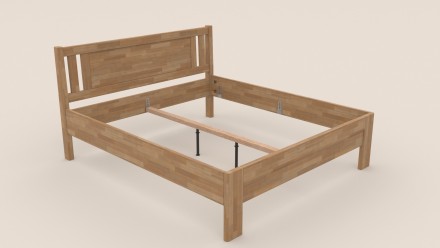 Masszív fa ágy szellős kialakítással