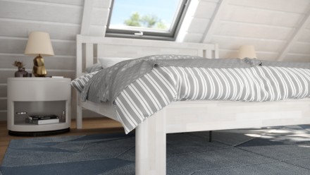 Masszív fa ágy szellős kialakítással