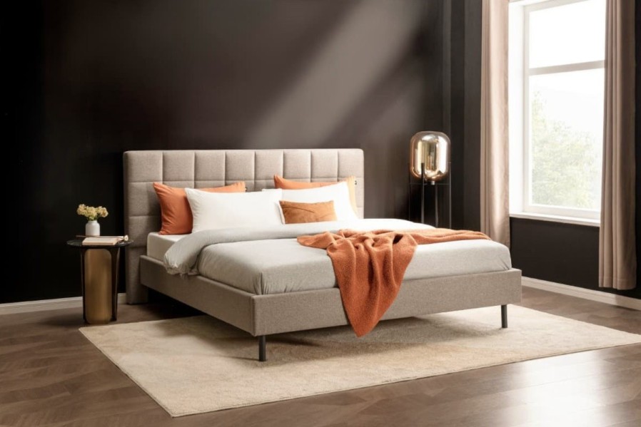 A Klinmam Comfort Borneo egy modern kárpitozott ágy, amely ötvözi az egyszerű, de figyelemfelkeltő dizájnt a praktikus funkciókkal, amelyeket a mindennapi életben értékelni fog.