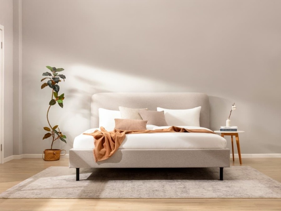 A Klinmam Comfort Laguna egy elegáns és időtlen ágy, amely finom kárpitozással rendelkezik, és a dizájn egyszerűségét és tisztaságát hozza el.