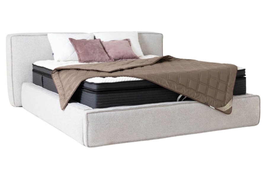 A minimalista Luna ágy lenyűgöz egyszerű kialakításával és kényelmes, osztott kárpitozott párnáival.