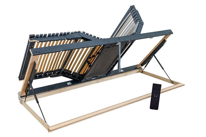 A Klinmam Lux Motor Flat Kombi Wireless luxus motoros ágyrács kiváló megoldást jelent a kis helyiségekbe – az ágyrács oldalra nyitható a fekhelye teljes ágyneműtartójának lehető legegyszerűbb elérése érdekében (az ágyrács balra és jobbra nyíló változatban is rendelhető).