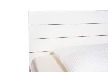 A 25 mm vastag erős laminált forgácslap biztosítja az ágy vázának stabilitását.