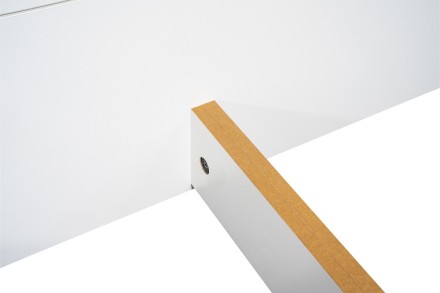 A 25 mm vastag erős laminált forgácslap biztosítja az ágy vázának stabilitását.