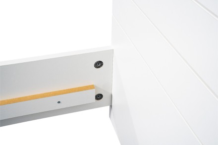 A 25 mm vastag erős laminált forgácslap biztosítja az ágy vázának stabilitását.