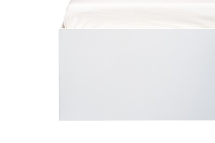 A 25 mm vastag erős laminált forgácslap biztosítja az ágy vázának stabilitását.