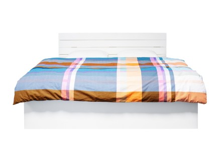 A 25 mm vastag erős laminált forgácslap biztosítja az ágy vázának stabilitását.