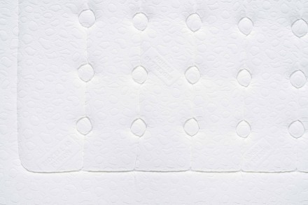 Modern Aspen ágy masszív fából, finom vonalakkal, párosítva a luxus Gran Sonno Evolution 2.0 matraccal, amely kiváló ergonómiát és légáteresztést kínál a legjobb alváshoz.