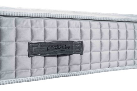 Modern Aspen ágy masszív fából, finom vonalakkal, párosítva a luxus Gran Sonno Evolution 2.0 matraccal, amely kiváló ergonómiát és légáteresztést kínál a legjobb alváshoz.