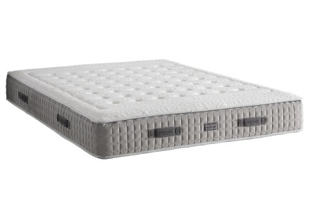 Modern Aspen ágy masszív fából, finom vonalakkal, párosítva a luxus Gran Sonno Evolution 2.0 matraccal, amely kiváló ergonómiát és légáteresztést kínál a legjobb alváshoz.