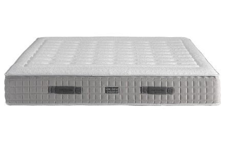 Modern Aspen ágy masszív fából, finom vonalakkal, párosítva a luxus Gran Sonno Evolution 2.0 matraccal, amely kiváló ergonómiát és légáteresztést kínál a legjobb alváshoz.