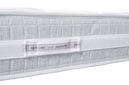 A masszív ágy elegáns fejtámlájának és a kétoldalas kényelmet biztosító matracnak a kombinációja, amely szilárd támaszt és higiénikus kivitelezést nyújt a egészséges alvásához.