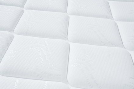 A masszív ágy elegáns fejtámlájának és a kétoldalas kényelmet biztosító matracnak a kombinációja, amely szilárd támaszt és higiénikus kivitelezést nyújt a egészséges alvásához.