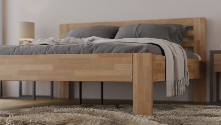 A masszív ágy elegáns fejtámlájának és a kétoldalas kényelmet biztosító matracnak a kombinációja, amely szilárd támaszt és higiénikus kivitelezést nyújt a egészséges alvásához.