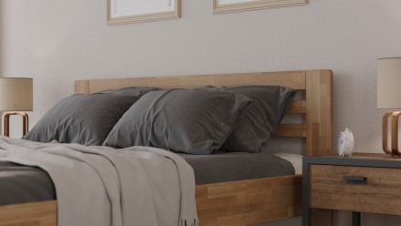 A masszív ágy elegáns fejtámlájának és a kétoldalas kényelmet biztosító matracnak a kombinációja, amely szilárd támaszt és higiénikus kivitelezést nyújt a egészséges alvásához.