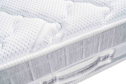 A természetes, fényes lakkozású Lugo ágy elegáns fejtámlával és stabil szerkezettel, kiegészítve az Air Massage Memory 4.0 matraccal, amely memóriahabja és négyféle keménységi szintje révén tökéletes relaxációt biztosít.