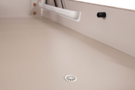 Élvezze a kényelmet és a támogatást minden éjszaka a Bali kárpitozott fejtámlával, amelyet az igényei és szükségletei figyelembevételével terveztünk.