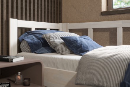 Kedveli a fa illatát? Akkor ez a tömörfa ágy tökéletes választás Önnek, mivel a legkiválóbb bükk- és tölgyfafajtákból készült, hogy megismételhetetlen hangulatot teremtsen hálószobájában.