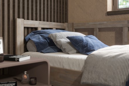 Kedveli a fa illatát? Akkor ez a tömörfa ágy tökéletes választás Önnek, mivel a legkiválóbb bükk- és tölgyfafajtákból készült, hogy megismételhetetlen hangulatot teremtsen hálószobájában.