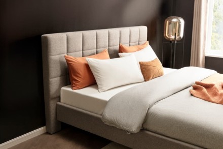 A Klinmam Comfort Borneo egy modern kárpitozott ágy, amely ötvözi az egyszerű, de figyelemfelkeltő dizájnt a praktikus funkciókkal, amelyeket a mindennapi életben értékelni fog.