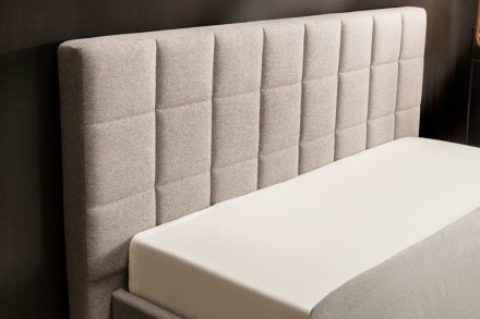 A Klinmam Comfort Borneo egy modern kárpitozott ágy, amely ötvözi az egyszerű, de figyelemfelkeltő dizájnt a praktikus funkciókkal, amelyeket a mindennapi életben értékelni fog.