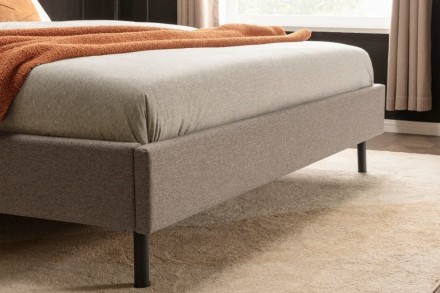 A Klinmam Comfort Borneo egy modern kárpitozott ágy, amely ötvözi az egyszerű, de figyelemfelkeltő dizájnt a praktikus funkciókkal, amelyeket a mindennapi életben értékelni fog.