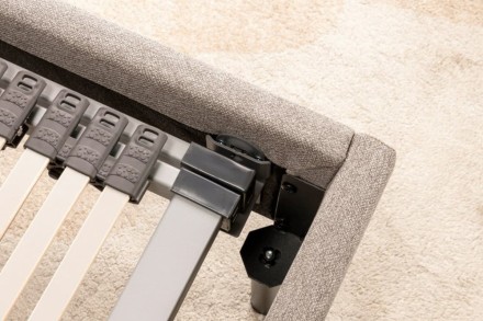 A Klinmam Comfort Borneo egy modern kárpitozott ágy, amely ötvözi az egyszerű, de figyelemfelkeltő dizájnt a praktikus funkciókkal, amelyeket a mindennapi életben értékelni fog.