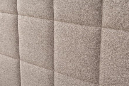 A Klinmam Comfort Borneo egy modern kárpitozott ágy, amely ötvözi az egyszerű, de figyelemfelkeltő dizájnt a praktikus funkciókkal, amelyeket a mindennapi életben értékelni fog.