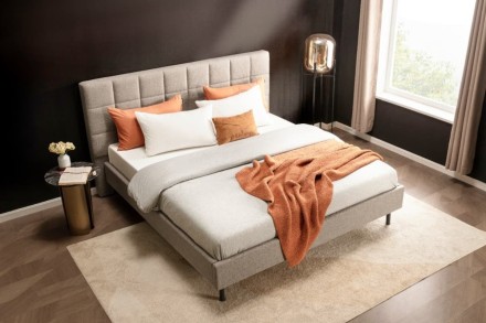 A Klinmam Comfort Borneo egy modern kárpitozott ágy, amely ötvözi az egyszerű, de figyelemfelkeltő dizájnt a praktikus funkciókkal, amelyeket a mindennapi életben értékelni fog.