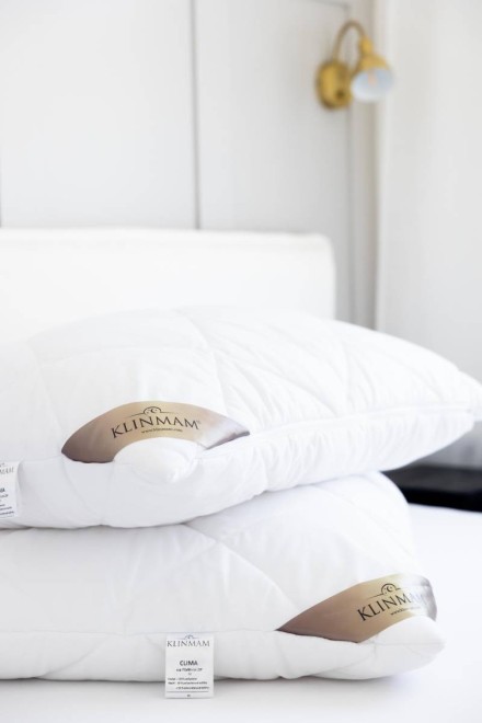 A párna töltetét finom PES-golyócskák és rugalmas PUR-rudacskák keveréke alkotja cipzárral zárható tokban, aminek köszönhetően a párna töltetének mennyisége szükség szerint szabályozható.