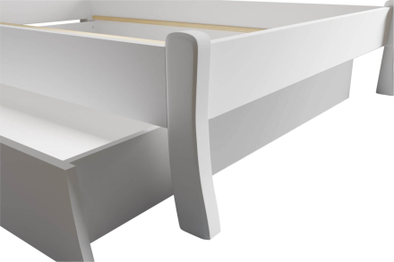 A Felix a letisztult észt stílus képviselője. Gyönyörű borovi fenyőfa színtelen lakkal bevonva, ami még inkább kiemeli a fa teljes szerkezetét.