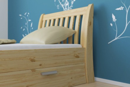 A Felix a letisztult észt stílus képviselője. Gyönyörű borovi fenyőfa színtelen lakkal bevonva, ami még inkább kiemeli a fa teljes szerkezetét.