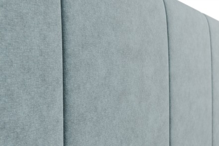 Ibiza kárpitozott fejtámlánk nemcsak az elegancia és a kényelem kifejezője, hanem a luxus és a praktikus kialakítás kombinációját is szimbolizálja.