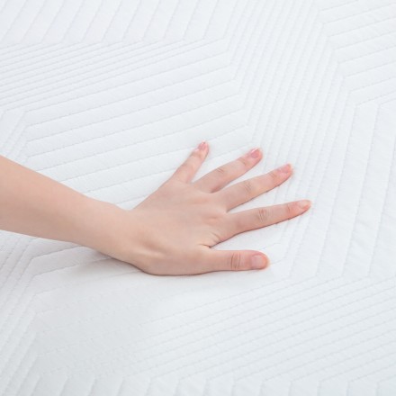 A Mlily AIR matrac egy innovatív termék, amely magasfokú kényelmet biztosít az alvás során. Magja hűsítő CoolFlex® habszivacsból, AirCell memóriahabból és Responsive Support habszivacsból készül, amelyek együtt az alváshoz ideális közeget alkotnak.