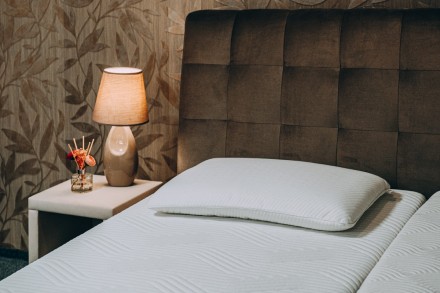 A Latex pillow Standard párna kiegyensúlyozott arányban tartalmaz természetes és szintetikus latexet. A természetes latex, a trópusi gumifa nedve, amely Délkelet-Ázsiában, Afrika és Dél-Amerika egyes részein nagy, gondosan kiválasztott és ellenőrzött ültetvényeken nő.