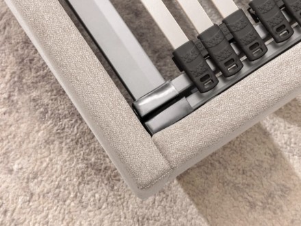 A Klinmam Comfort Laguna egy elegáns és időtlen ágy, amely finom kárpitozással rendelkezik, és a dizájn egyszerűségét és tisztaságát hozza el.