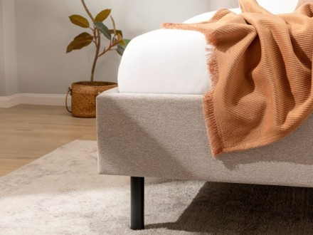 A Klinmam Comfort Laguna egy elegáns és időtlen ágy, amely finom kárpitozással rendelkezik, és a dizájn egyszerűségét és tisztaságát hozza el.