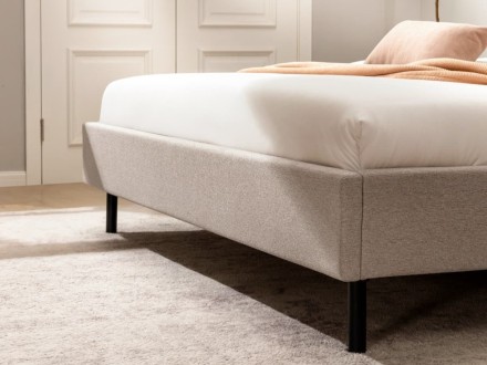 A Klinmam Comfort Laguna egy elegáns és időtlen ágy, amely finom kárpitozással rendelkezik, és a dizájn egyszerűségét és tisztaságát hozza el.