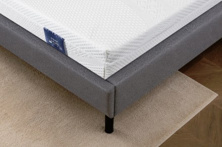 Ergonomikusan formázott Lilac habmatrac hűsítő géltechnológiával.