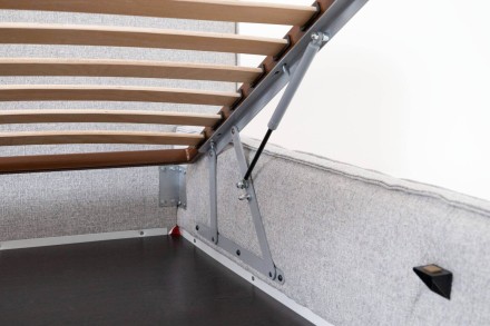 A minimalista Luna ágy lenyűgöz egyszerű kialakításával és kényelmes, osztott kárpitozott párnáival.