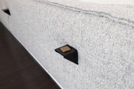 A minimalista Luna ágy lenyűgöz egyszerű kialakításával és kényelmes, osztott kárpitozott párnáival.