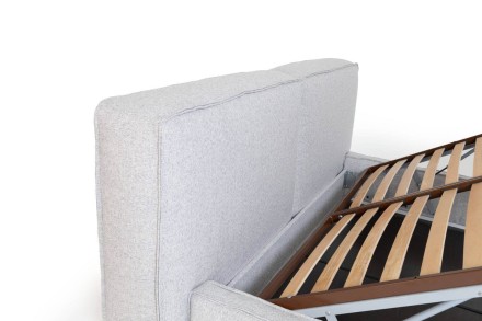 A minimalista Luna ágy lenyűgöz egyszerű kialakításával és kényelmes, osztott kárpitozott párnáival.