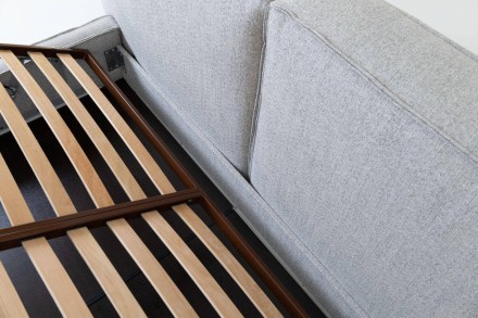 A minimalista Luna ágy lenyűgöz egyszerű kialakításával és kényelmes, osztott kárpitozott párnáival.