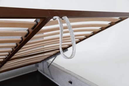 A minimalista Luna ágy lenyűgöz egyszerű kialakításával és kényelmes, osztott kárpitozott párnáival.