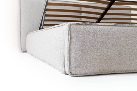 A minimalista Luna ágy lenyűgöz egyszerű kialakításával és kényelmes, osztott kárpitozott párnáival.