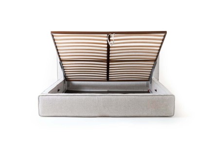 A minimalista Luna ágy lenyűgöz egyszerű kialakításával és kényelmes, osztott kárpitozott párnáival.